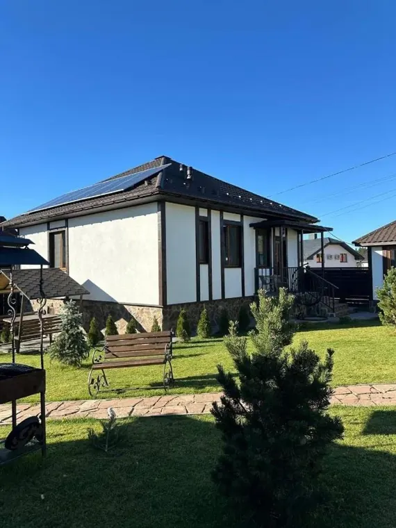 Котедж 3 Five House — світлий будинок із каміном