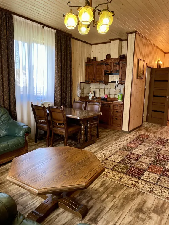 Вітальня й кухня в котеджі Five House